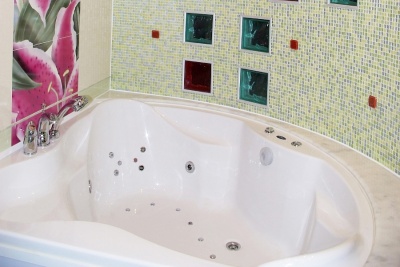 Как загерметизировать шов вокруг ванной?